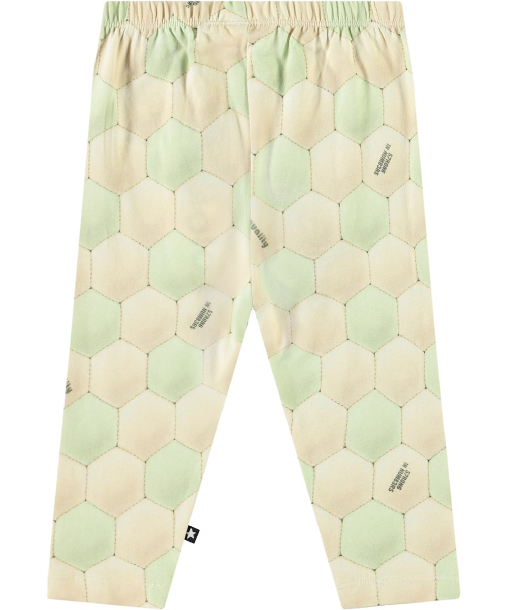 Simway - Football Misty - Bukser i økologisk bomuldsjersey til baby. Tætsiddende pasform med elastisk talje. Bukserne har fodboldprint i lys beige og lysegrøn.