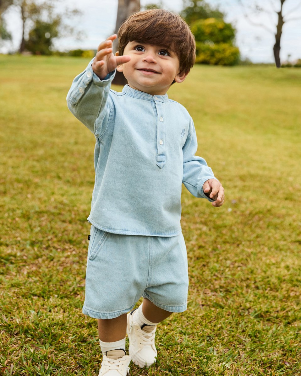 Enoz - Misty Denim - Blaues Jeanshemd mit Stickereidetail aus Öko-Baumwolle für Babys.