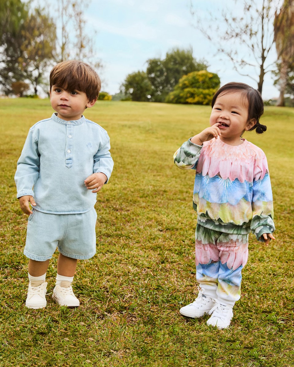 Enoz - Misty Denim - Blaues Jeanshemd mit Stickereidetail aus Öko-Baumwolle für Babys.