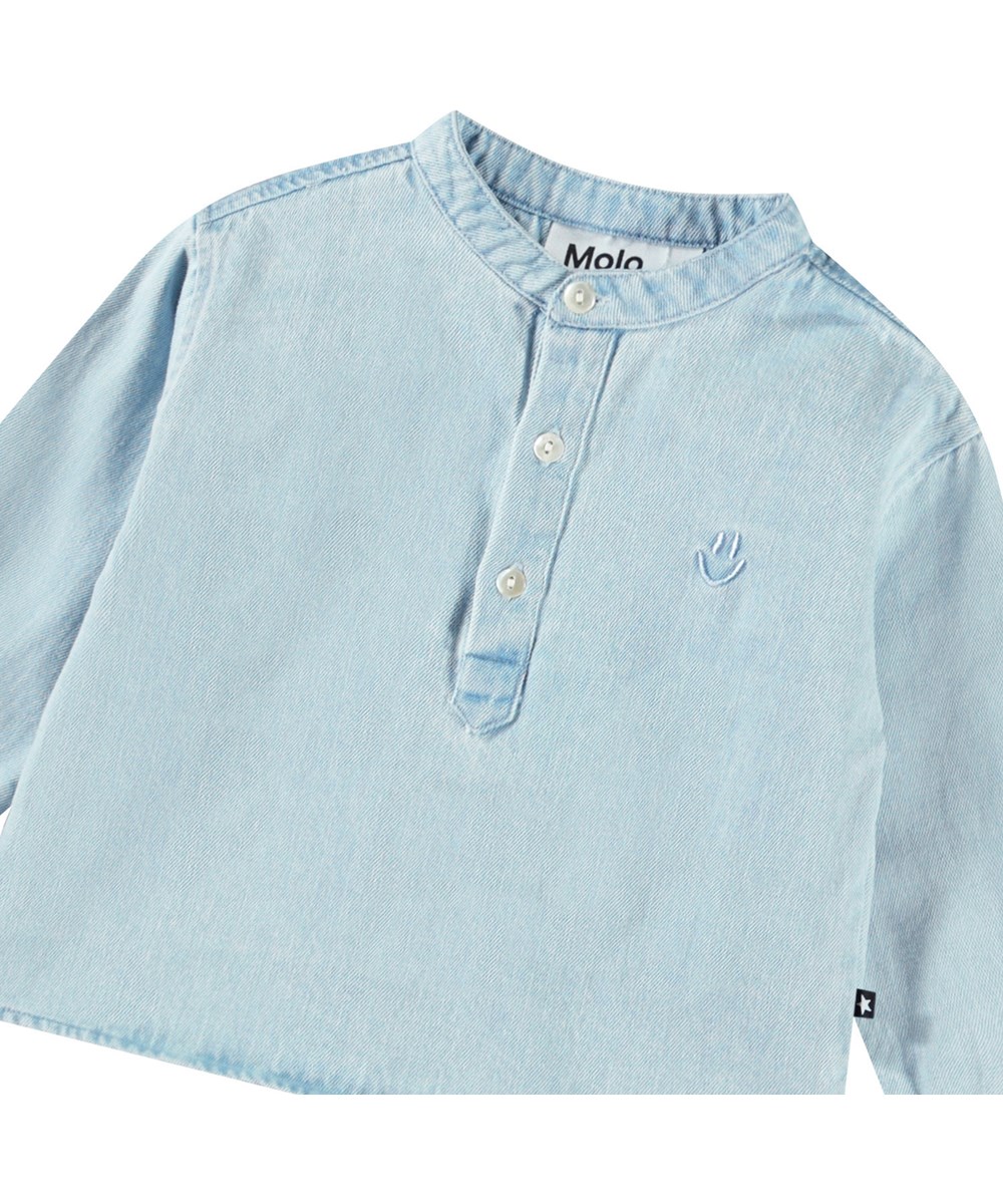Enoz - Misty Denim - Blaues Jeanshemd mit Stickereidetail aus Öko-Baumwolle für Babys.