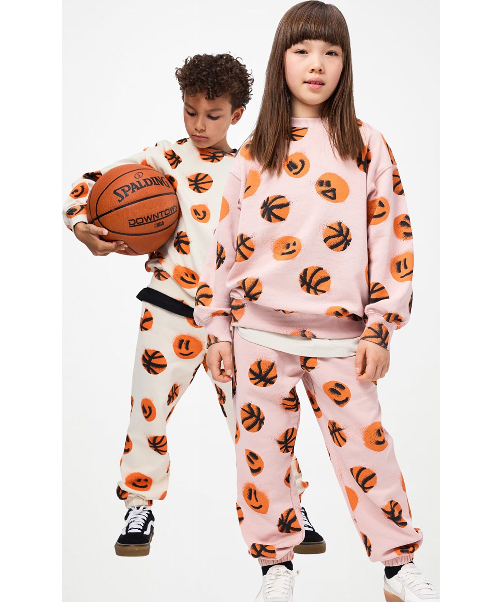 Adan - Basketballs - Beige, weiche Jogginghosen für Kinder aus Bio-Baumwolle mit einem Basketball-Print