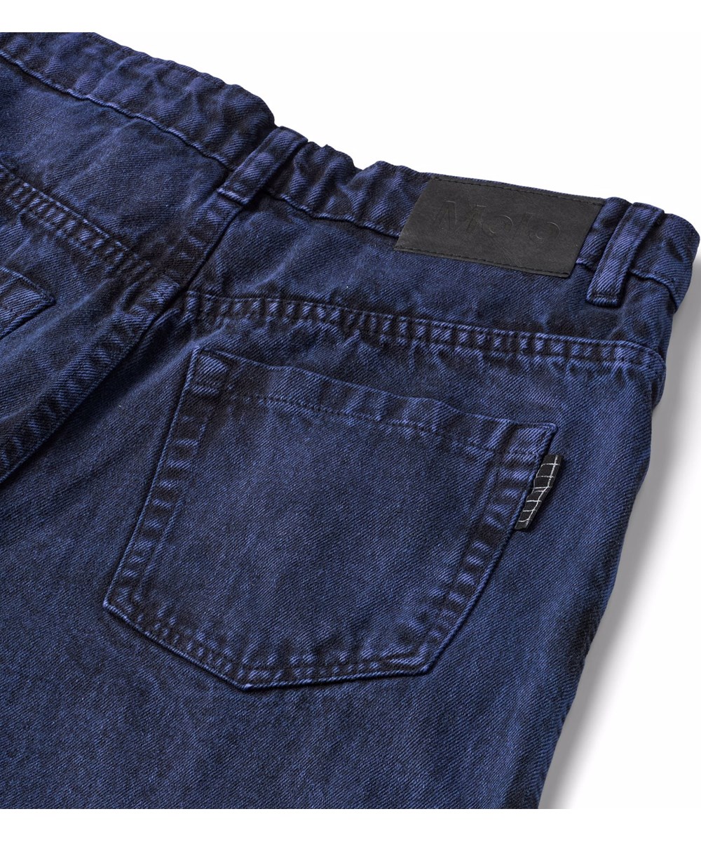 Aiden - Blue Overdye - Denim-Jeans für Kinder aus Öko-Baumwolle mit einer schwarzen und blauen Waschung.