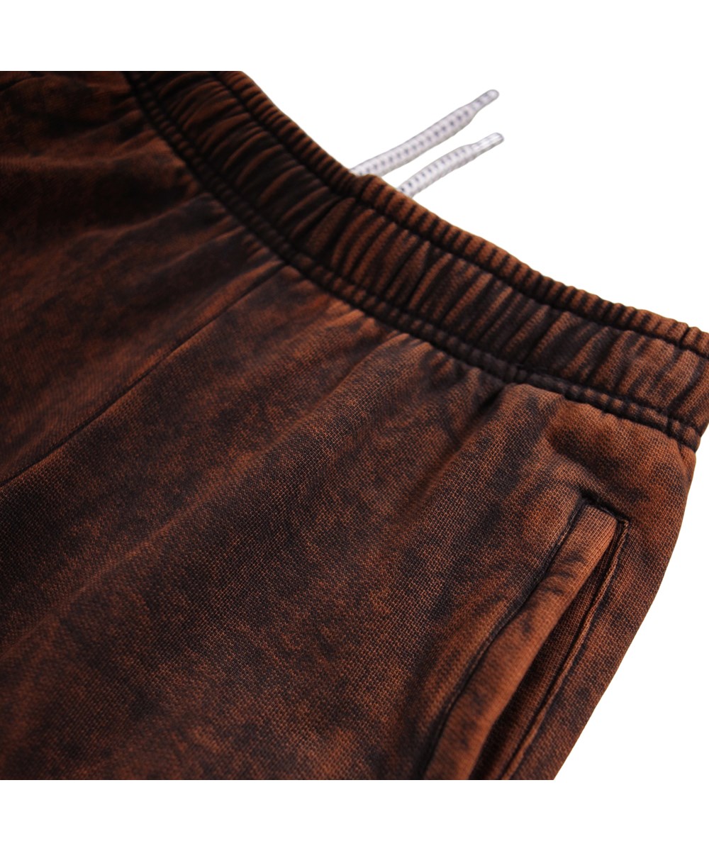 Allen - Russet Overdye - Sweathosen für Kinder aus Öko-Baumwolle in einem Rot- und Schwarzton.