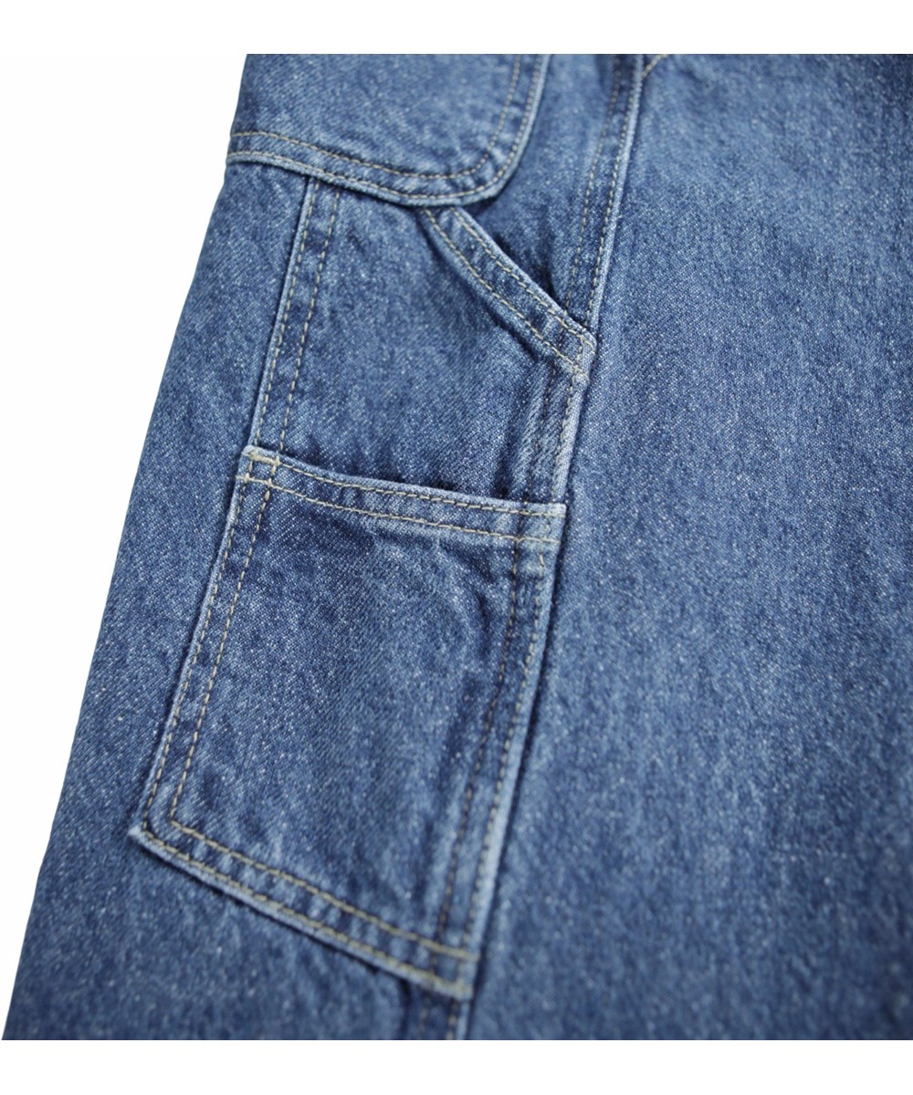 Archer - Soft Blue - Blaue Jeans für Kinder mit Arbeitskleidungsdetails.