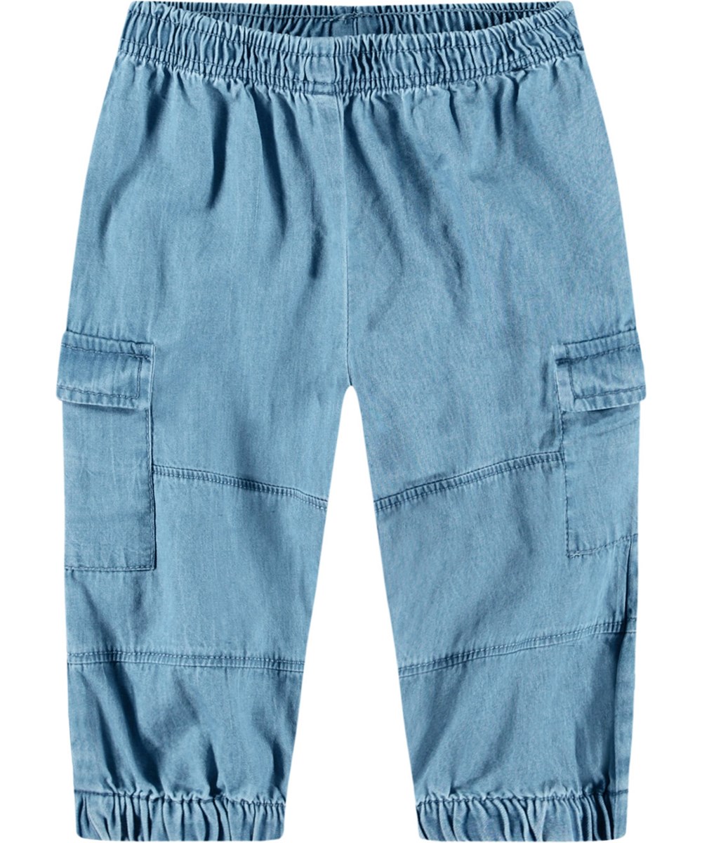 Sae - Sky Indigo - Hellblaue Cargohose aus Öko-Baumwoll-Chambray für Babys.