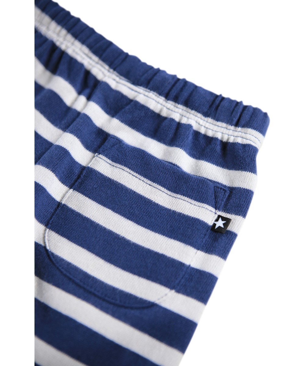 Saxon - Depth Stripe - Bretonische blaue und weiße gestreifte Hosen für die Kleinen aus Öko-Baumwolle.