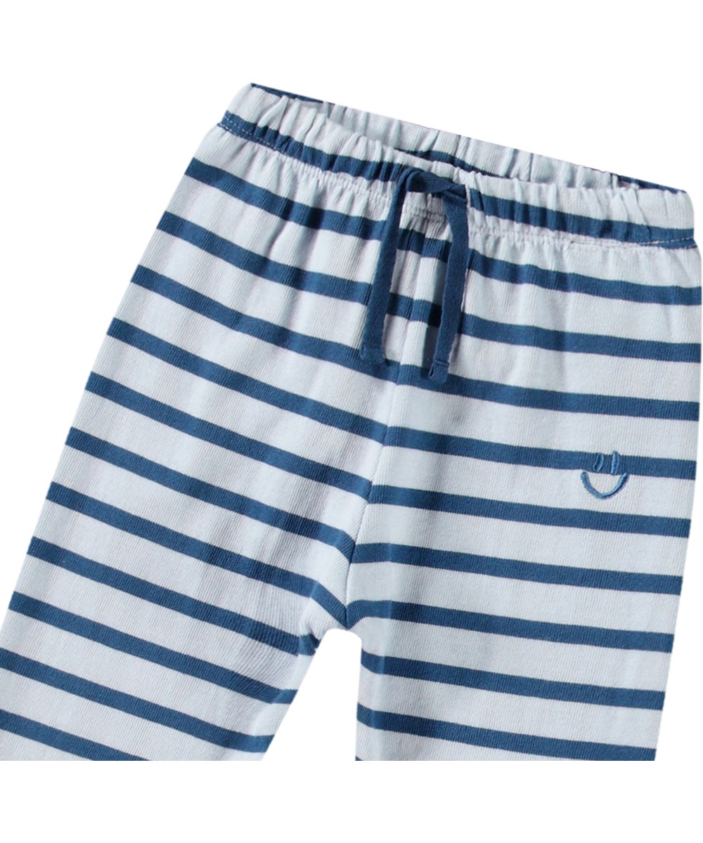 Saxon - Lagoa Stripe - Gestreifte Babyhose aus Öko-Baumwolle in Blautönen.