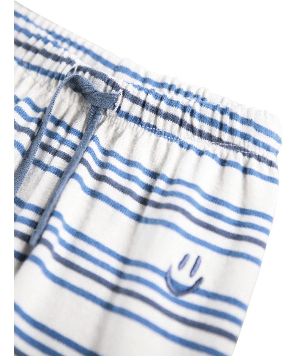 Saxon - Sea Sky Stripe - Blaue und weiße gestreifte Hosen für die Kleinen aus Öko-Baumwolle.
