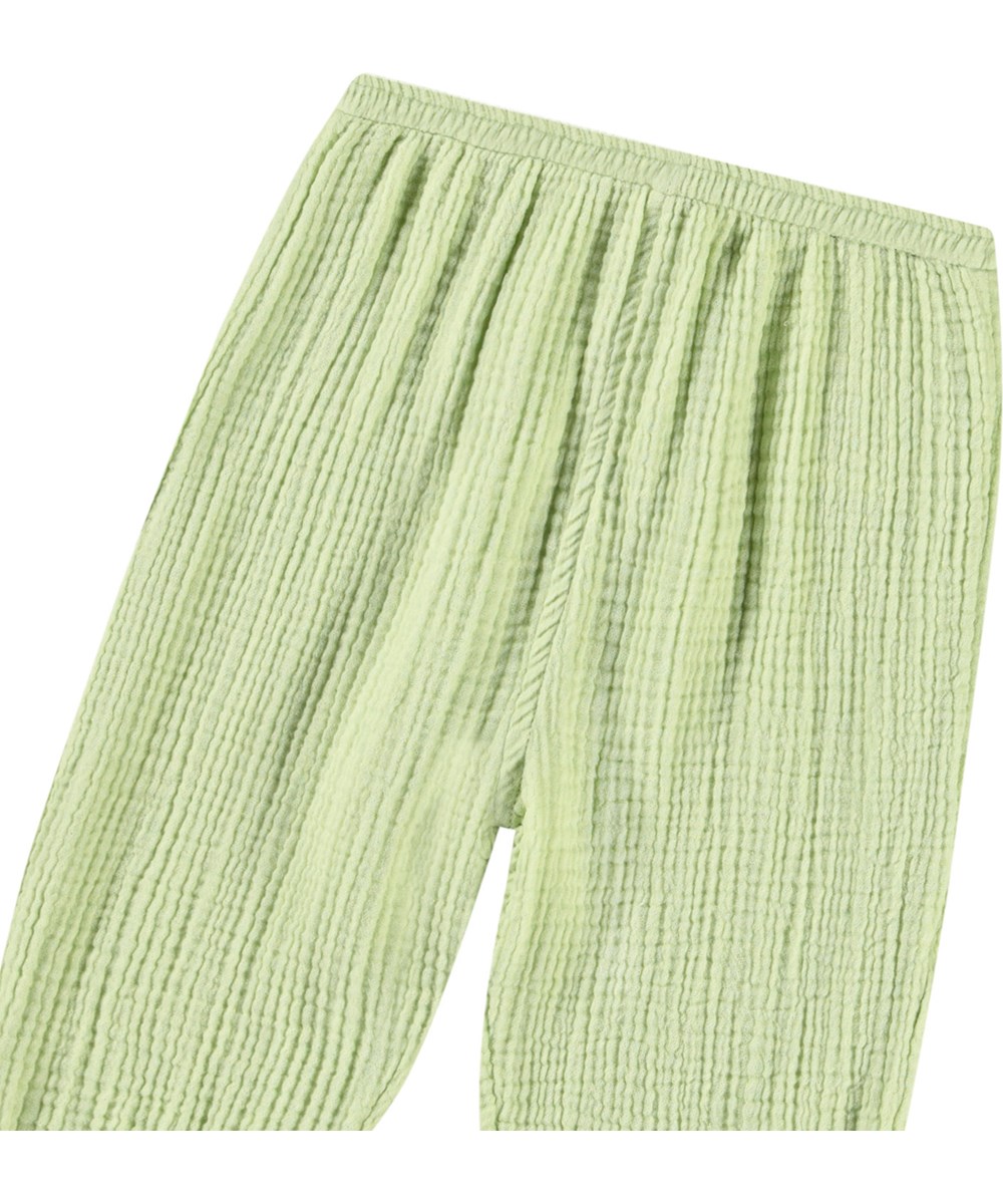 Serene - Misty Green - Helle grüne Hosen für Babys und Kinder aus Öko-Waffelbaumwolle mit lockerer Passform, elastischem Bund und Beinen.