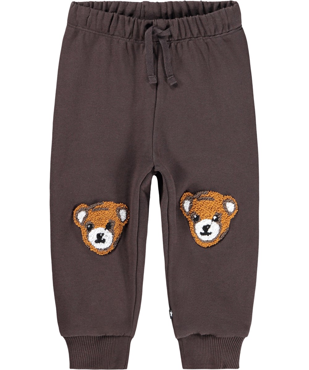 Simeon - Dark Cocoa - Weiche Hosen für die Kleinen aus Öko-Baumwolle. Die Hosen sind dunkelbraun mit weichen braunen Teddybären auf den Knien.