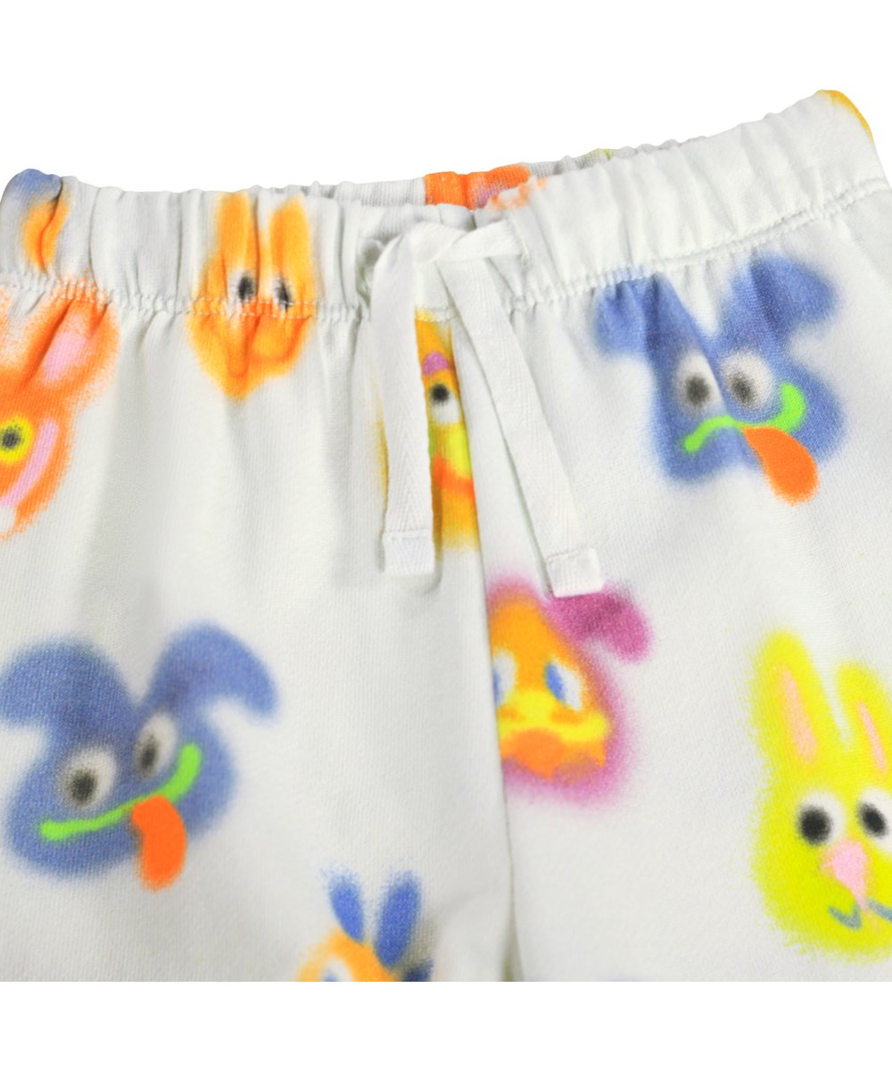 Simeon - Fuzzy Together - Weiche, hellblaue Jogginghosen für die Kleinen aus Bio-Baumwolle mit einem lustigen Druck.