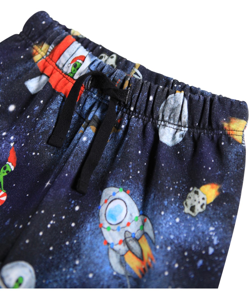 Simeon - Holiday Space - Weiche dunkelblaue Hosen für die Kleinen aus Öko-Baumwolle mit einem Aufdruck vom Leben im Weltraum.