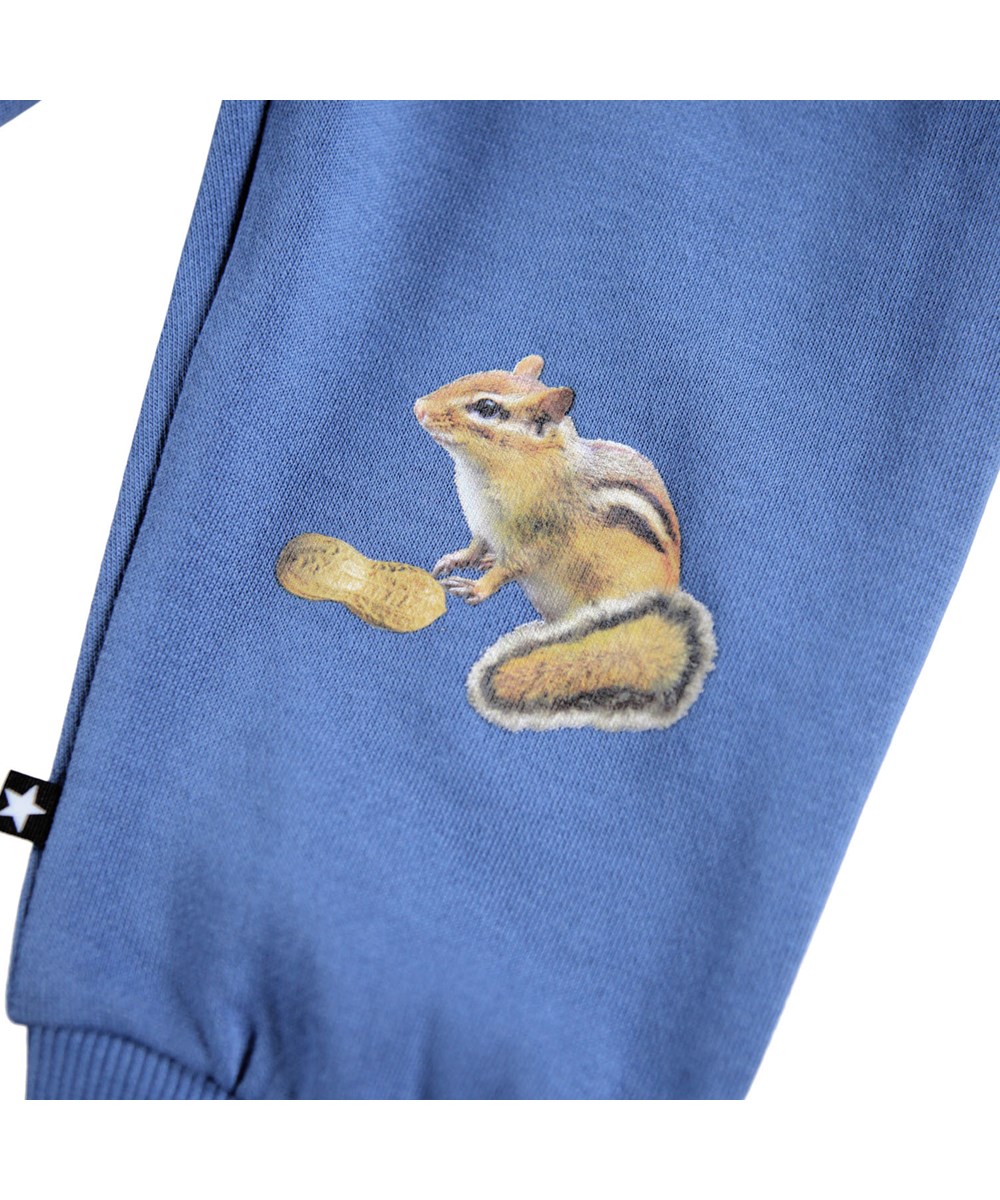 Simeon - Shallow Sea - Weiche blaue Hosen für die Kleinen aus Öko-Baumwolle mit Eichhörnchen-Print.