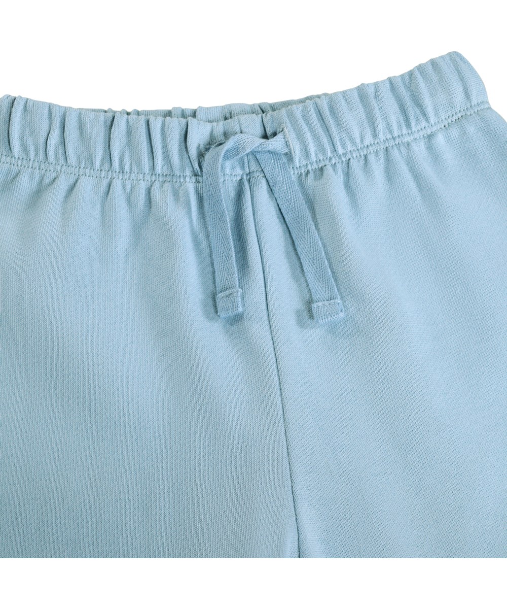 Simeon - Stream - Weiche, blaue Jogginghosen für die Kleinen aus Bio-Baumwolle mit lustigen Knieaufnähern