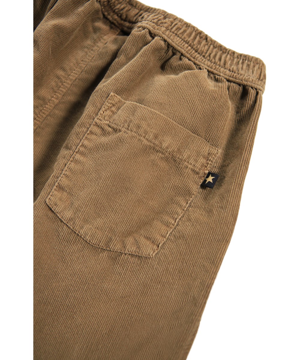 Sois - Fawn - Braune Cordhose für die Kleinen aus Öko-Baumwolle.
