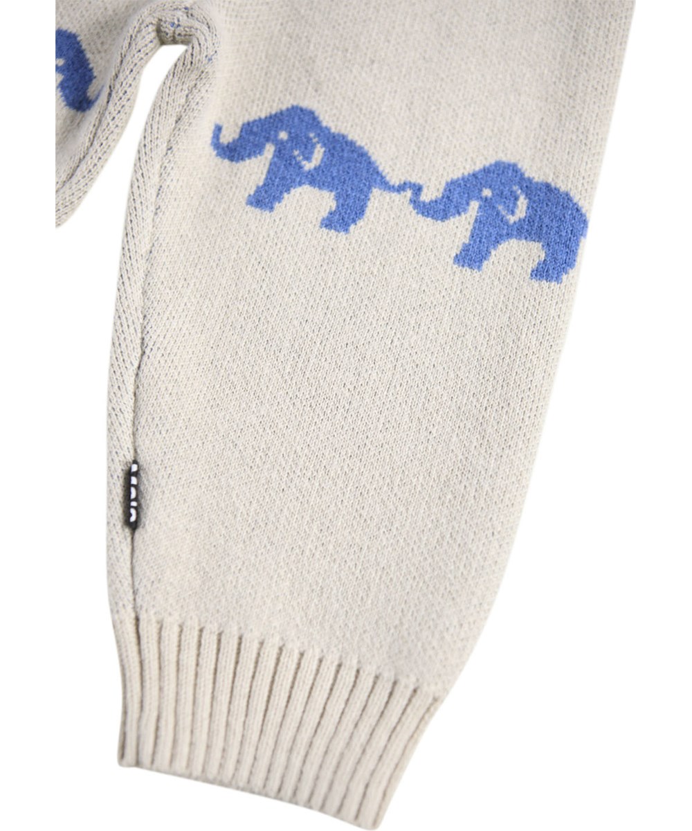 Sol - Blue Elephants - Off-weiße Hosen für die Kleinen aus einem weichen Rippenstrick aus Baumwolle und Wolle mit einem Saum aus blauen Elefanten.