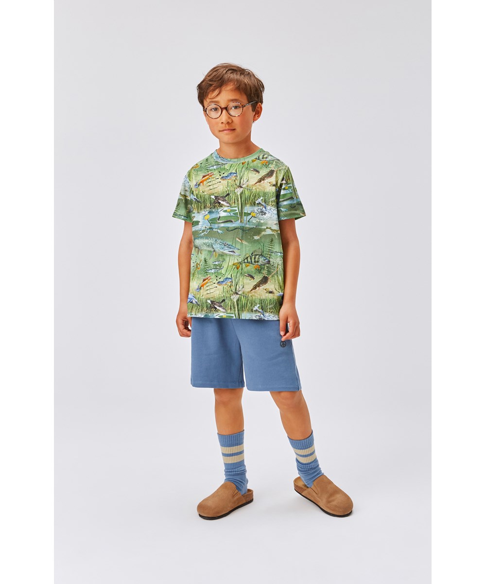 Adian - Atlas Blue - Unisex short in blauwe met geborduurde peace teken