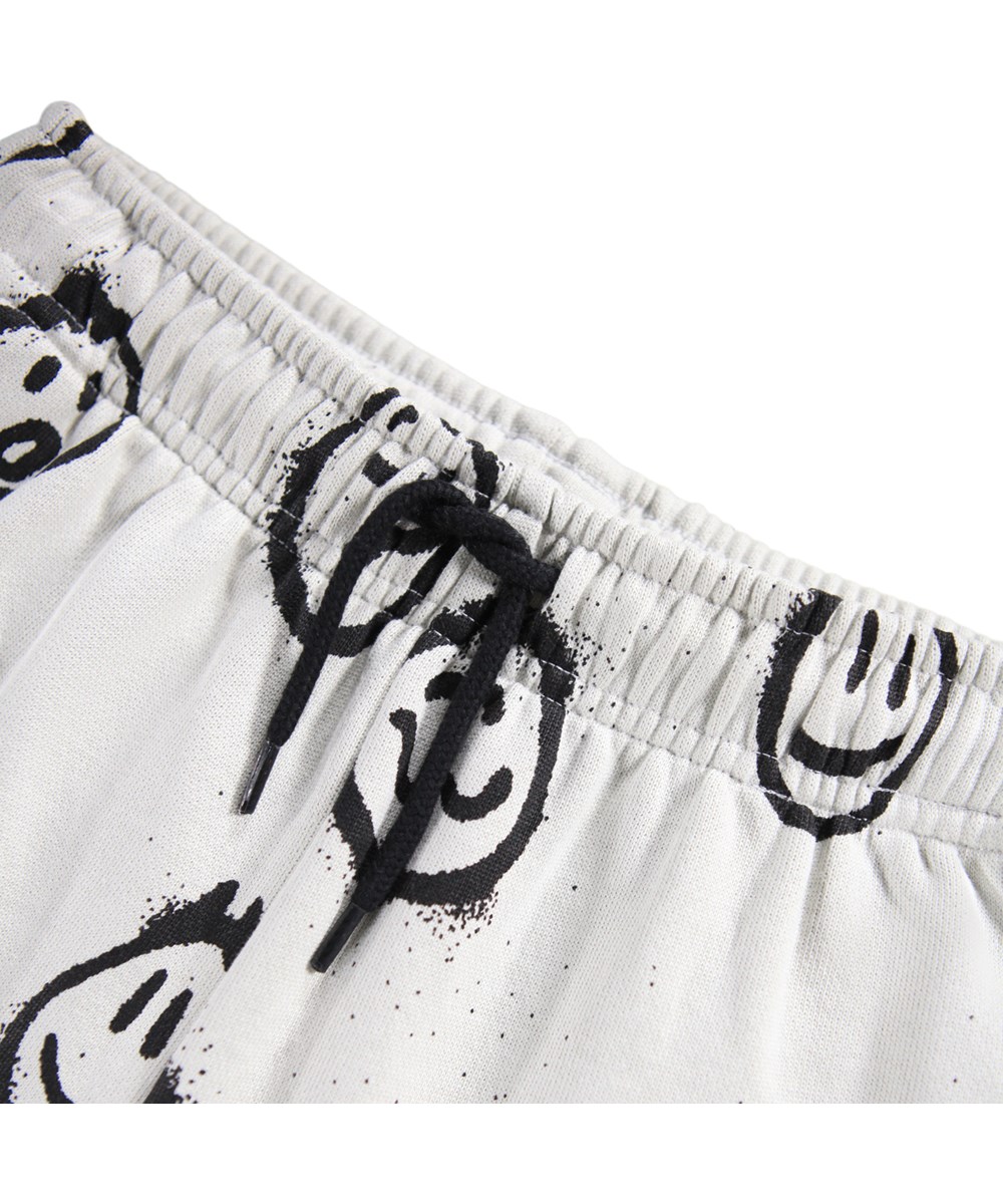 Adian - Different Moods - Gebroken witte korte broek voor kinderen gemaakt van biologisch katoen met een print.