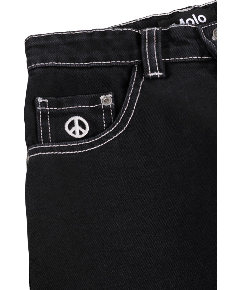 Alpha - Washed Black - Zwarte wijde korte spijkerbroek met een verstelbare taille ontworpen voor kinderen en gemaakt van biologisch katoen 