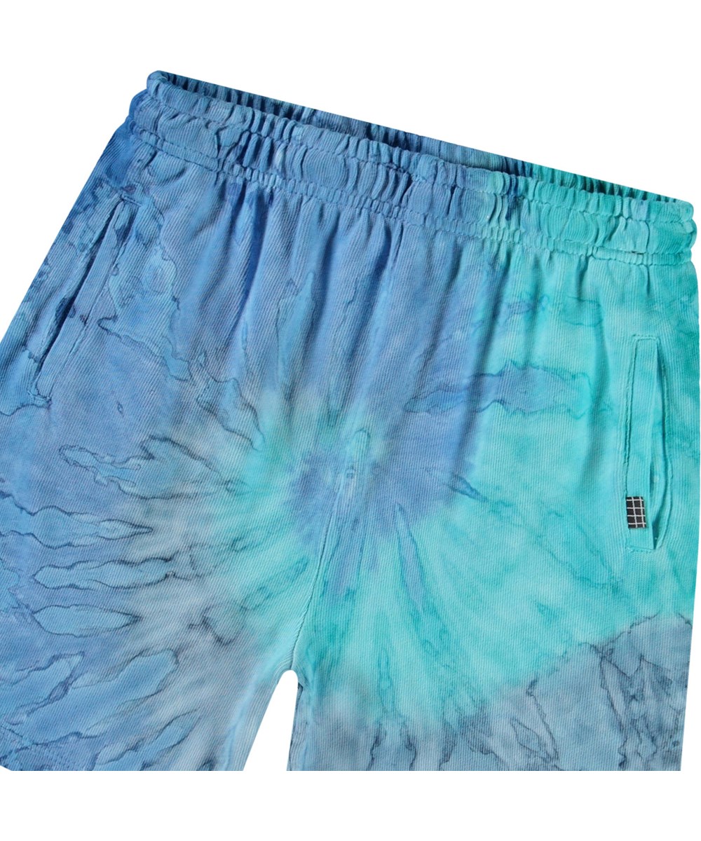 Amil - Aqua Dye - Kindershort van biologisch katoenen jersey in een baluwe tie-dye.