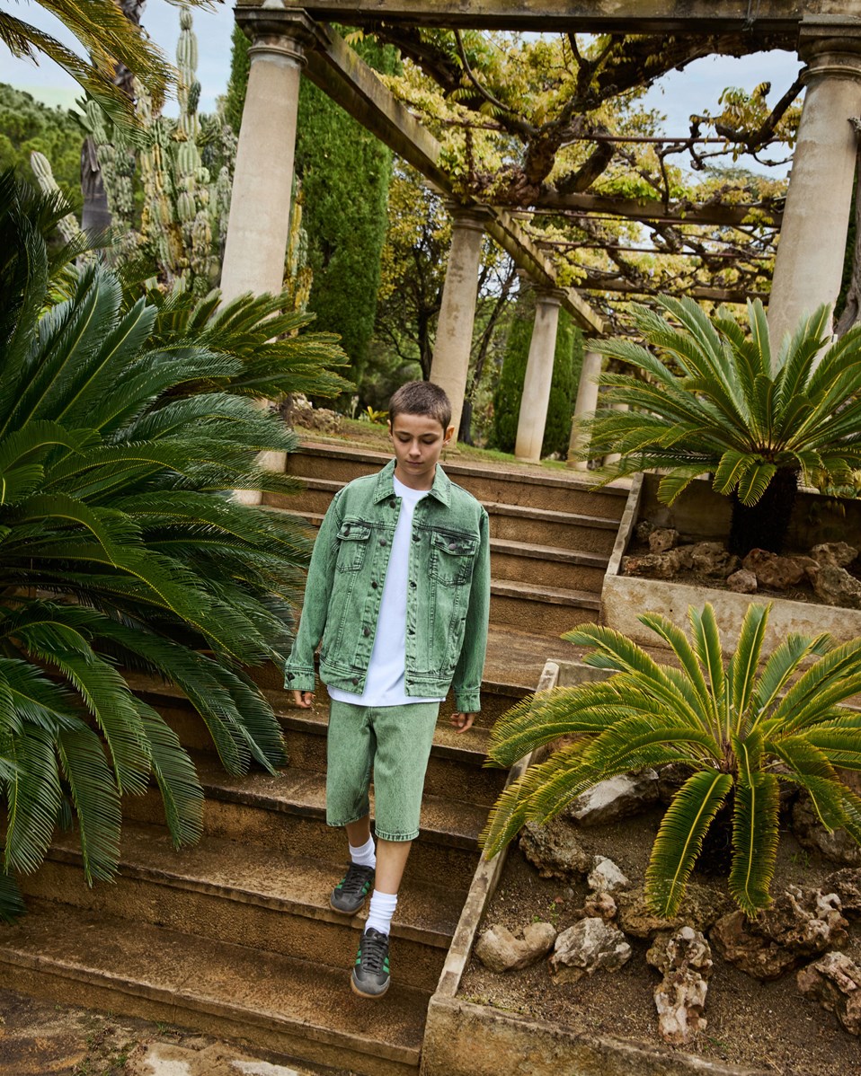 Art - Cambuci Dye - Groene knielange kinderspijkerbroek van biologisch katoen.