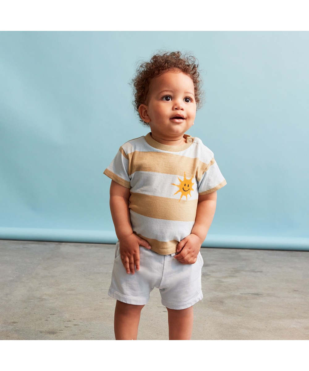 Simms - Iced Blue - Lichtblauwe babybroekje met geborduurde smiley