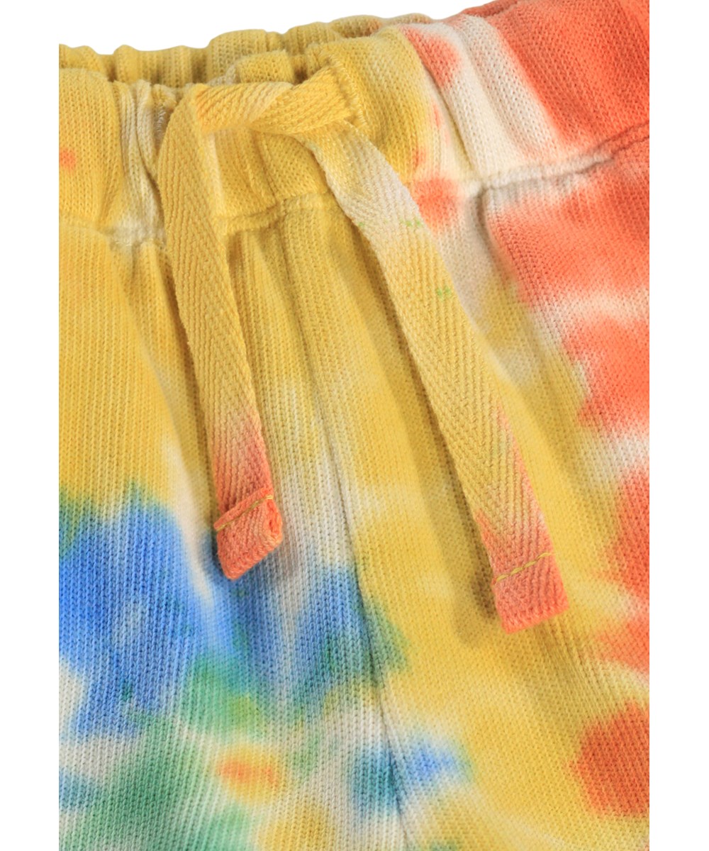 Simms - Shiny Swirl - Zachte, veelkleurige shorts voor de kleintjes gemaakt van biologisch katoen met een tie-dye print