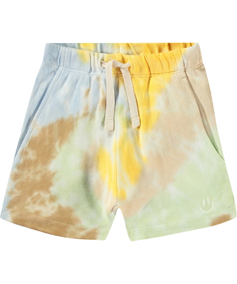 Simms - Tie Dye Swirl - Zachte babyshort van biologisch katoen. De kleurrijke tie-dye short heeft op een pijp een geborduurde smiley.