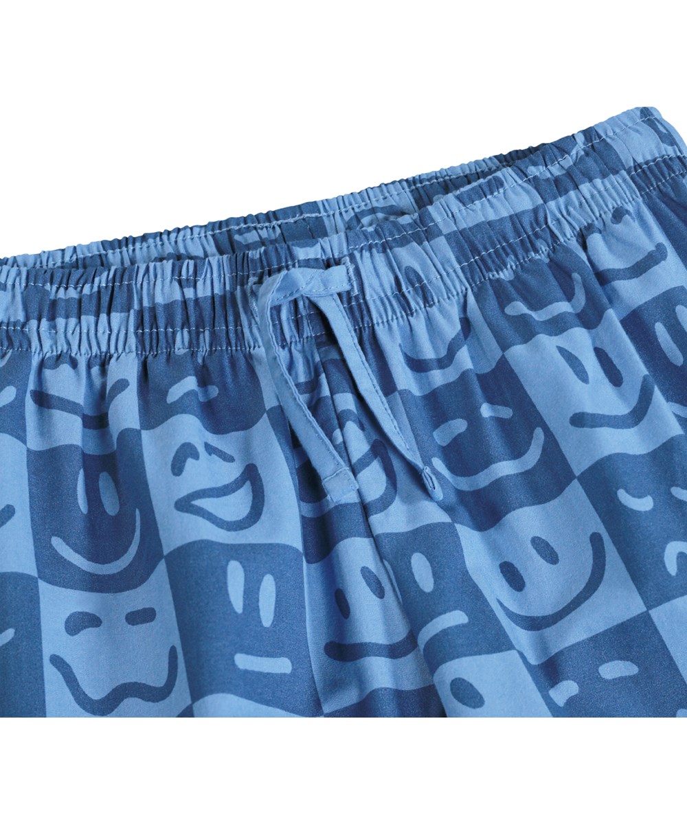 Lex - Blue Vibes - Blauw geruite kinderpyjama met een print gemaakt van biologisch katoen