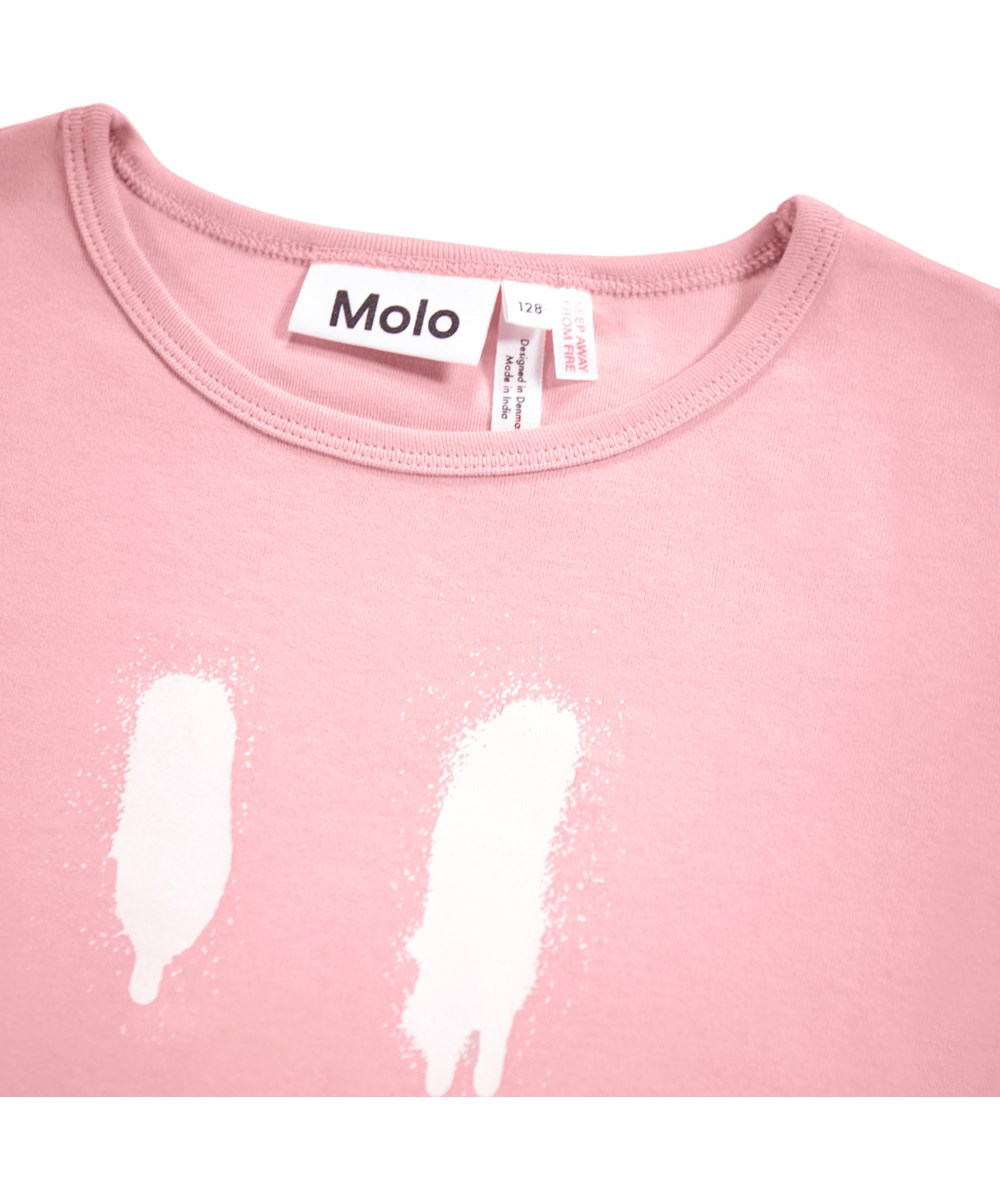 Lue - Blush - Rosa nattøjssæt til børn i økologisk bomuld med spraymalet smil i hvidt.