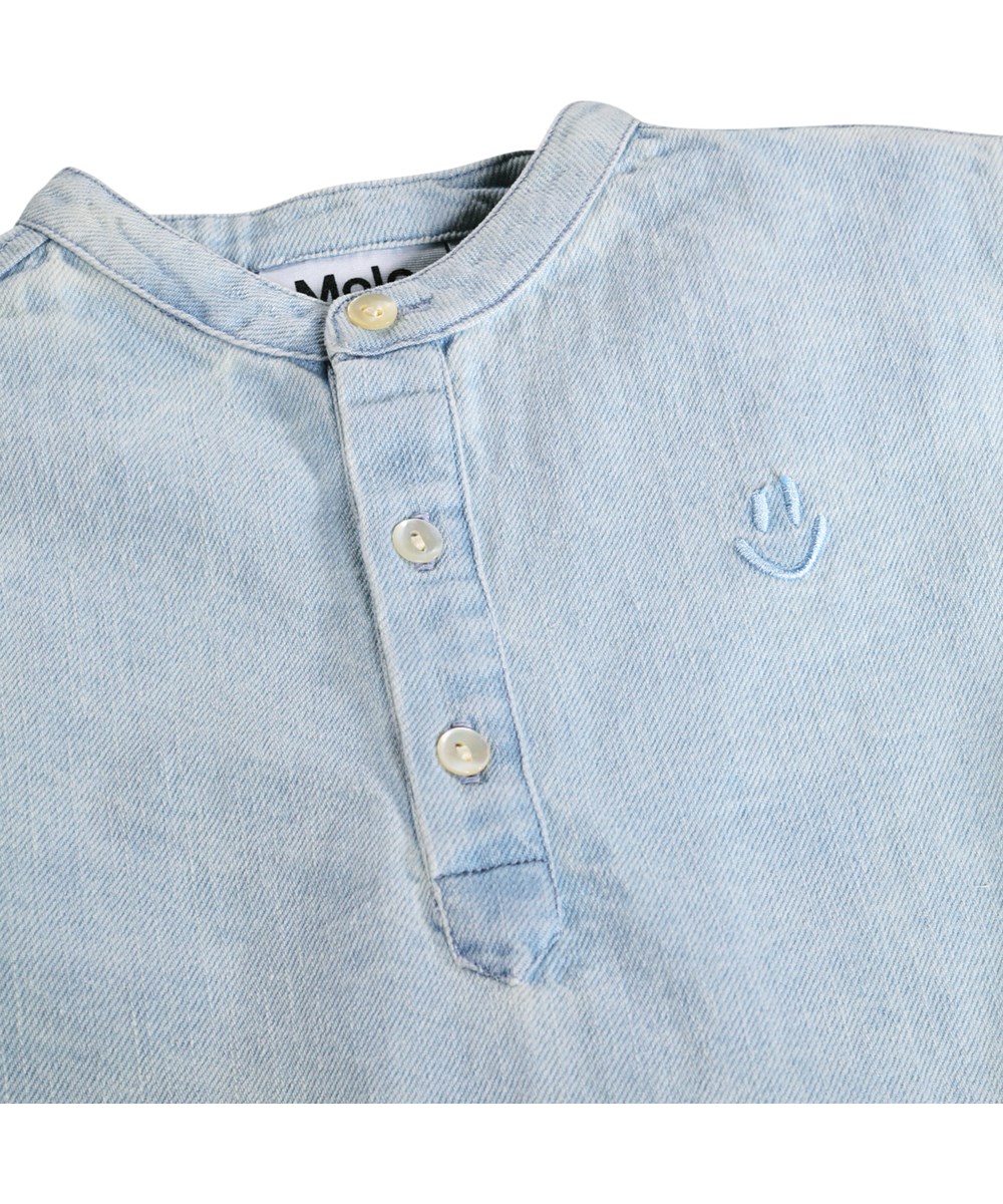 Enoz - Misty Denim - Langarmig shirt voor de kleintjes in lichtblauw denim gemaakt van biologisch katoen.