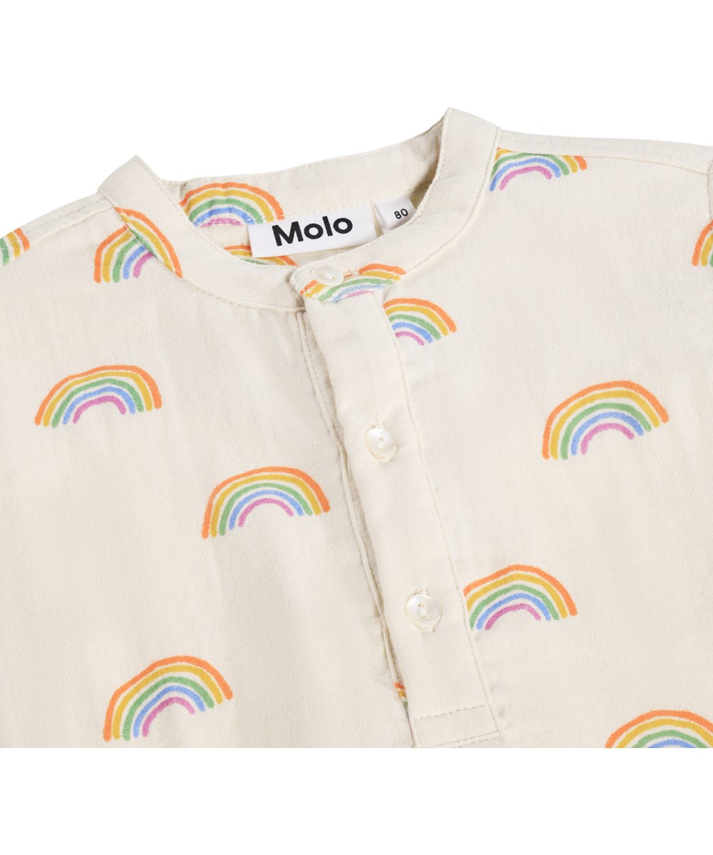 Enozo - Small Rainbows - Crèmekleurig, lang mouwenshirt voor de kleintjes gemaakt van biologisch katoen met een regenboogprint.