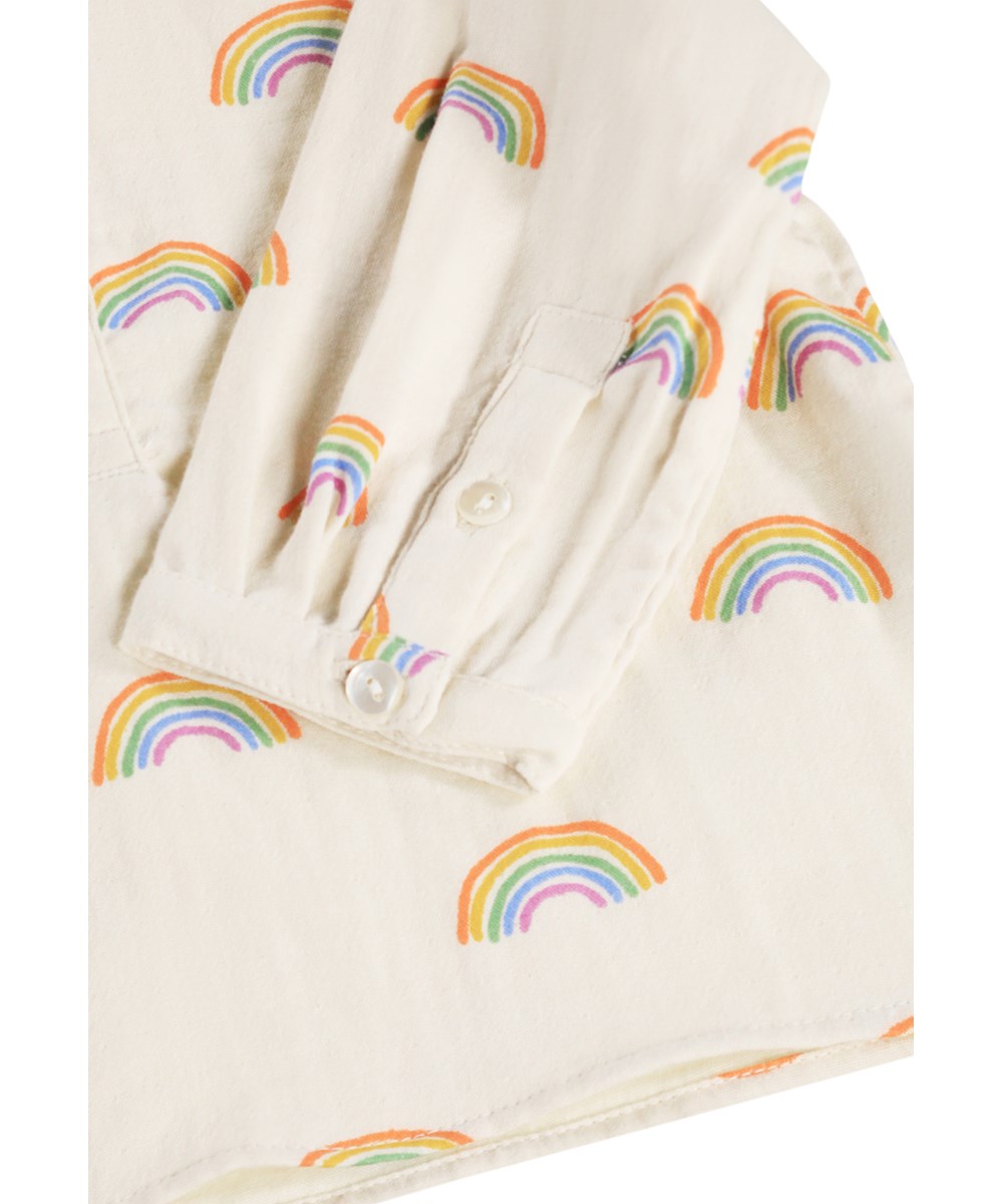 Enozo - Small Rainbows - Crèmekleurig, lang mouwenshirt voor de kleintjes gemaakt van biologisch katoen met een regenboogprint.