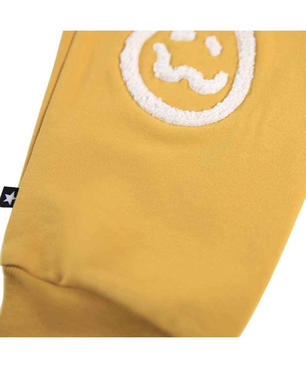 Simeon - Energy - Soft yellow pants for the little ones made of organic cotton with soft white faces on knees.