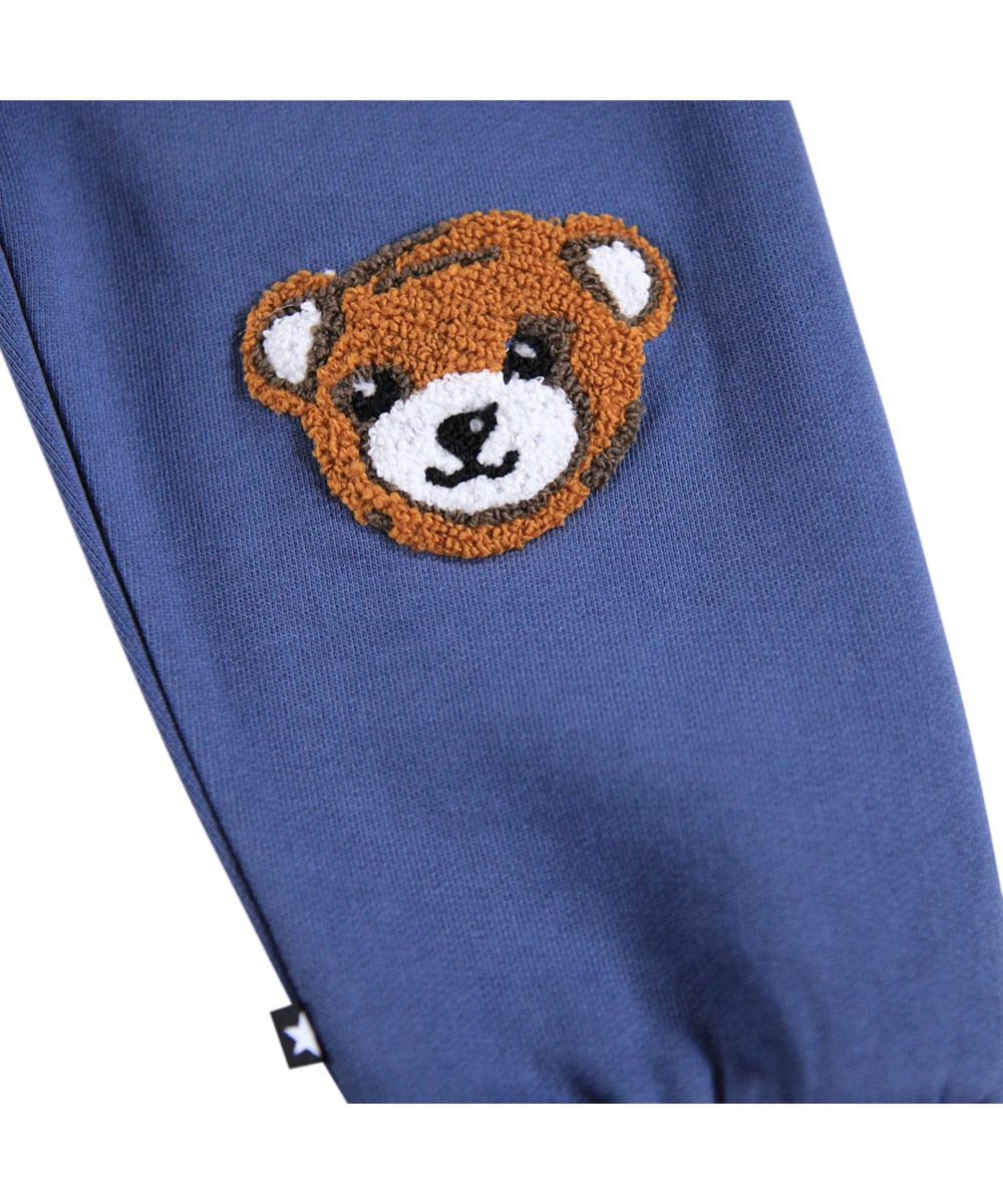 Simeon - Evening Bear - Soft pants for the little ones made of organic cotton. The pants are dark blue with soft brown teddy bears on the knees.