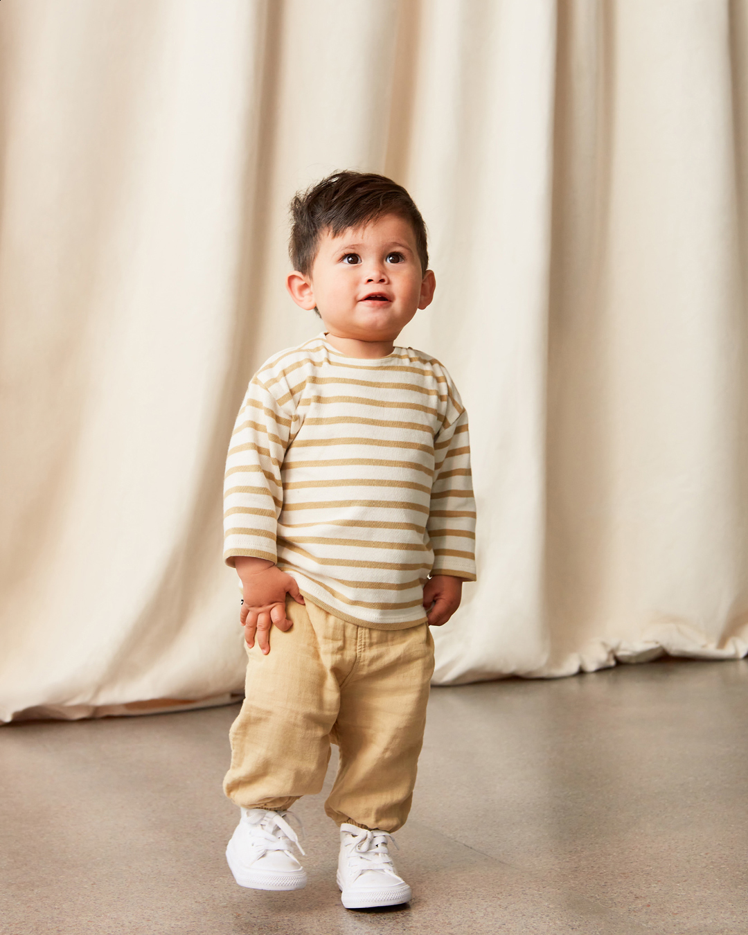 Sun Cardboard Airy cotton baby trousers in green Molo
