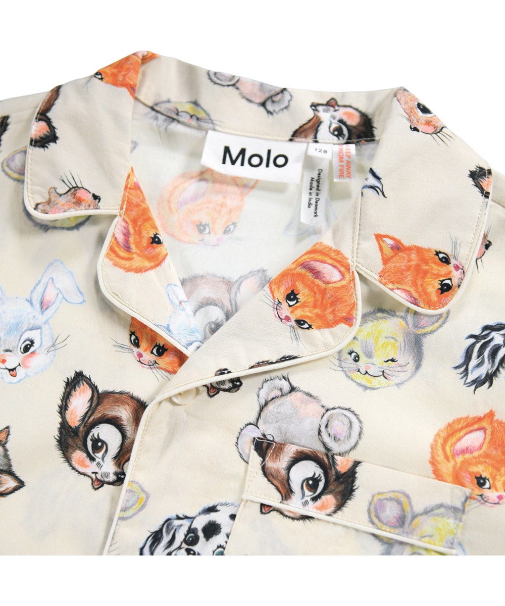 Lex - Itty Bitty Cream - Pyjama-Set in Off-White für Kinder aus Öko-Baumwolle mit einem Druck von niedlich gezeichneten Tieren.