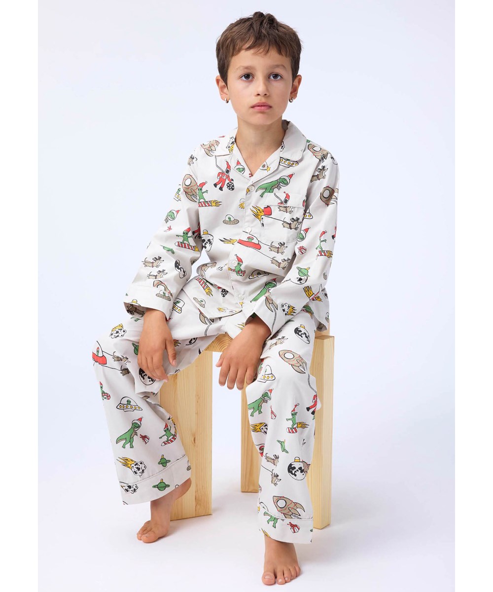 Lex - Spacy Nights - Beiges Pyjama-Set für Kinder aus Öko-Baumwolle mit einem ''Christmas in space'' Druck.