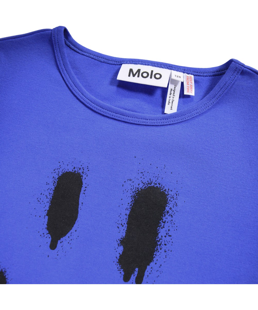 Lue - Dazzling Blue - Blaues Pyjama-Set für Kinder aus Öko-Baumwolle mit aufgesprühtem Lächeln in Schwarz.