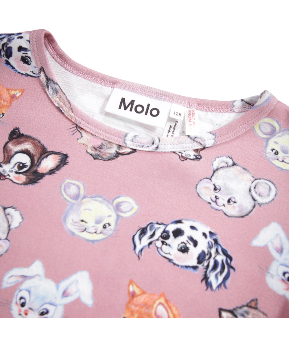 Lue - Itty Bitty Blush - Rosa Schlafanzug-Set für Kinder aus Öko-Baumwolle mit einem Druck von bunten niedlichen gezeichneten Tieren.