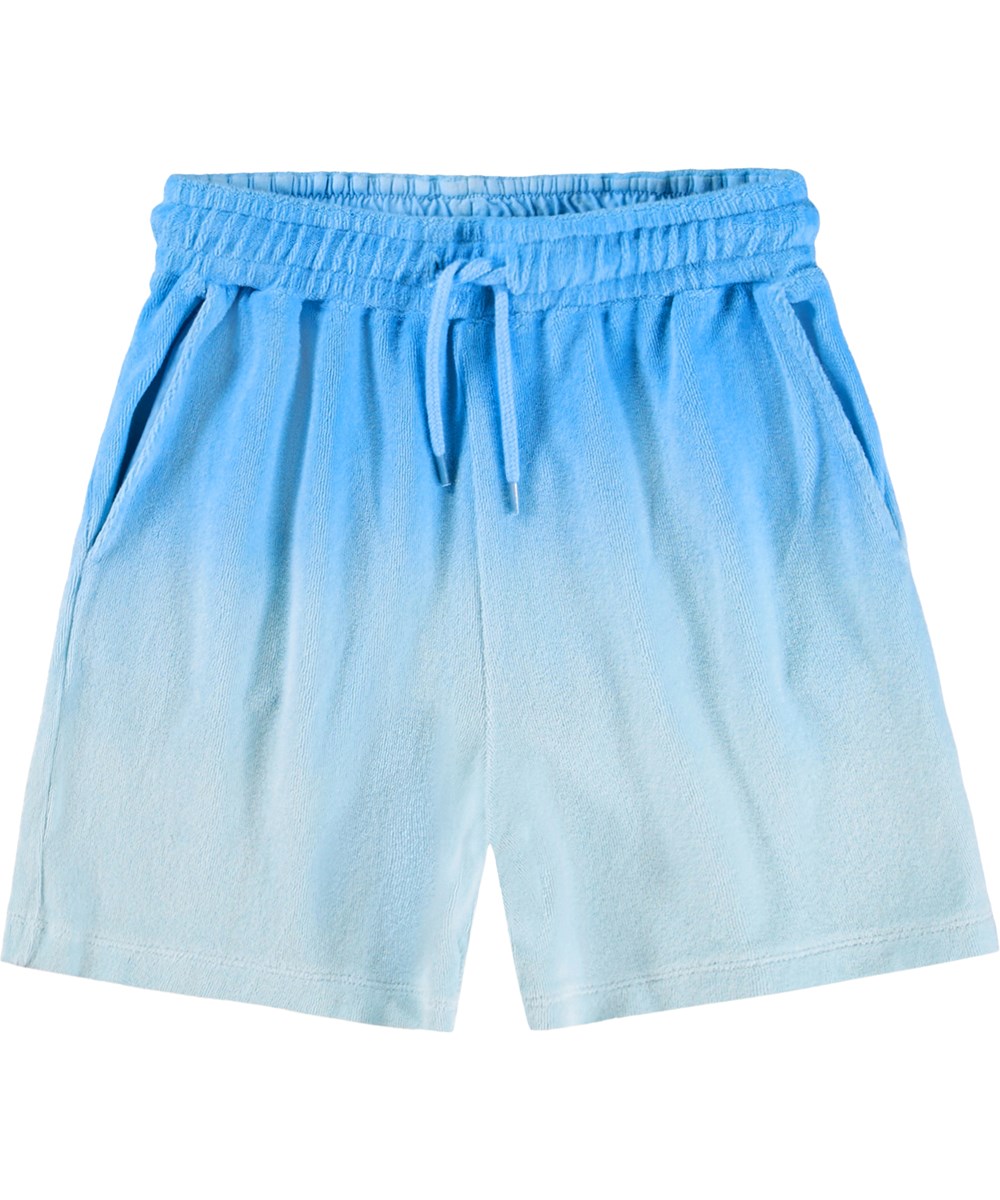 Abay - Blue Light - Blaue Shorts für Kinder mit Dip-Dye-Effekt aus Bio-Baumwollfrottee.