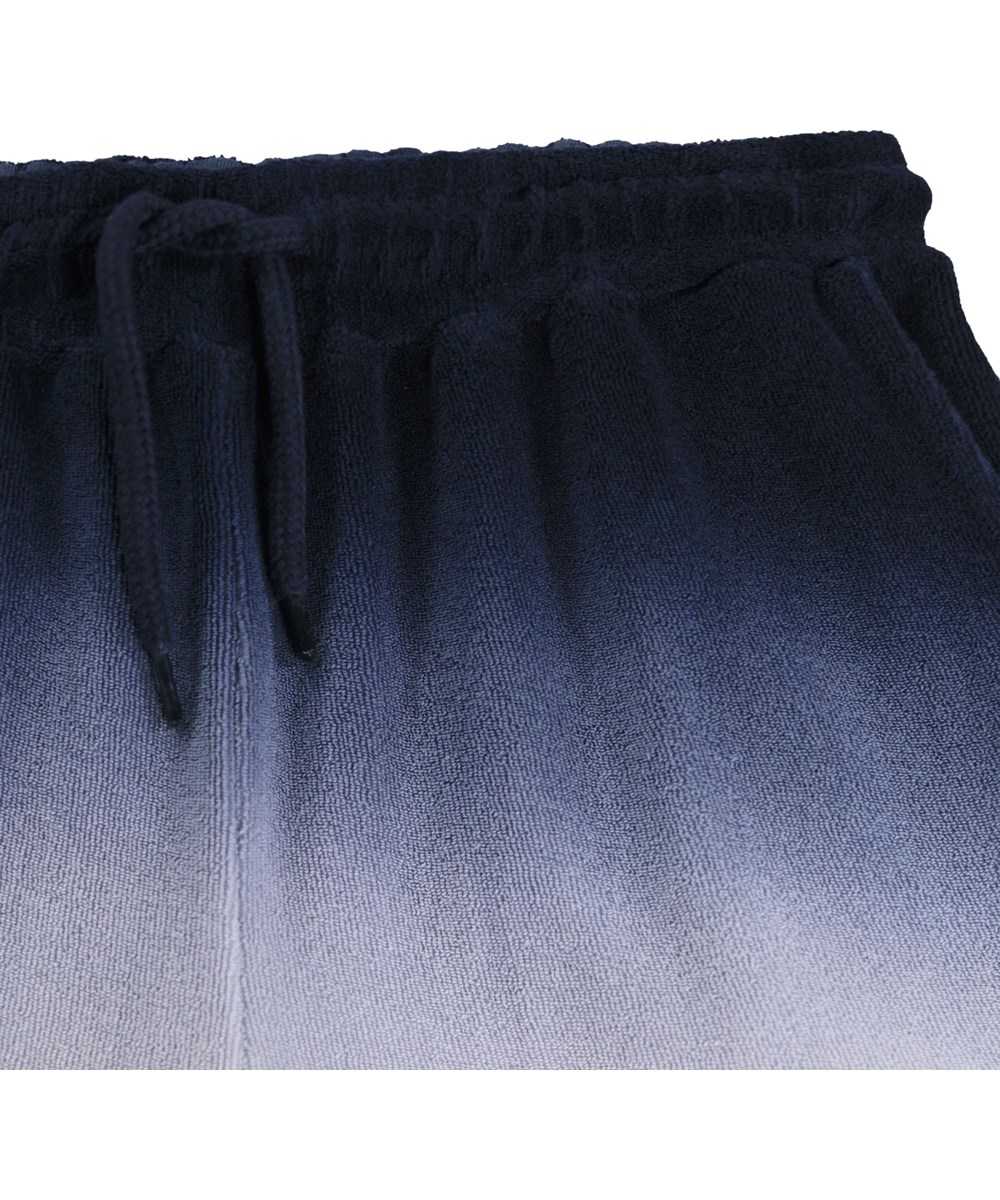 Abay - Sailor - Blaue Shorts für Kinder mit Dip-Dye-Effekt aus Bio-Baumwollfrottee.