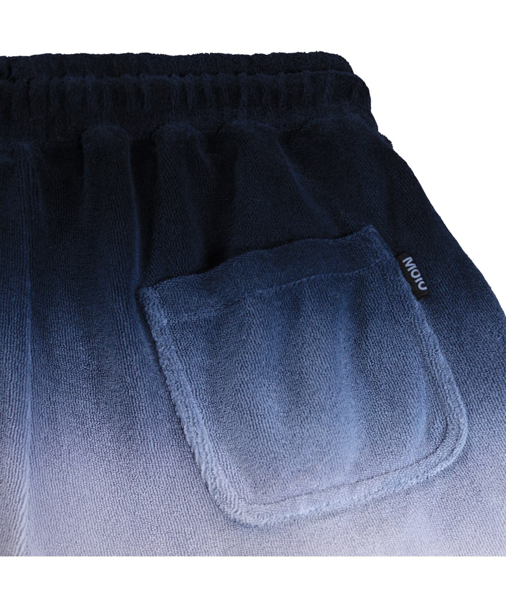 Abay - Sailor - Blaue Shorts für Kinder mit Dip-Dye-Effekt aus Bio-Baumwollfrottee.