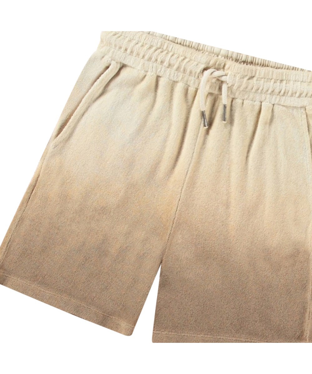 Abay - Sandalwood - Knielange Frottee-Shorts für aktive Kinder aus Öko-Baumwolle in Beige- und Brauntönen.