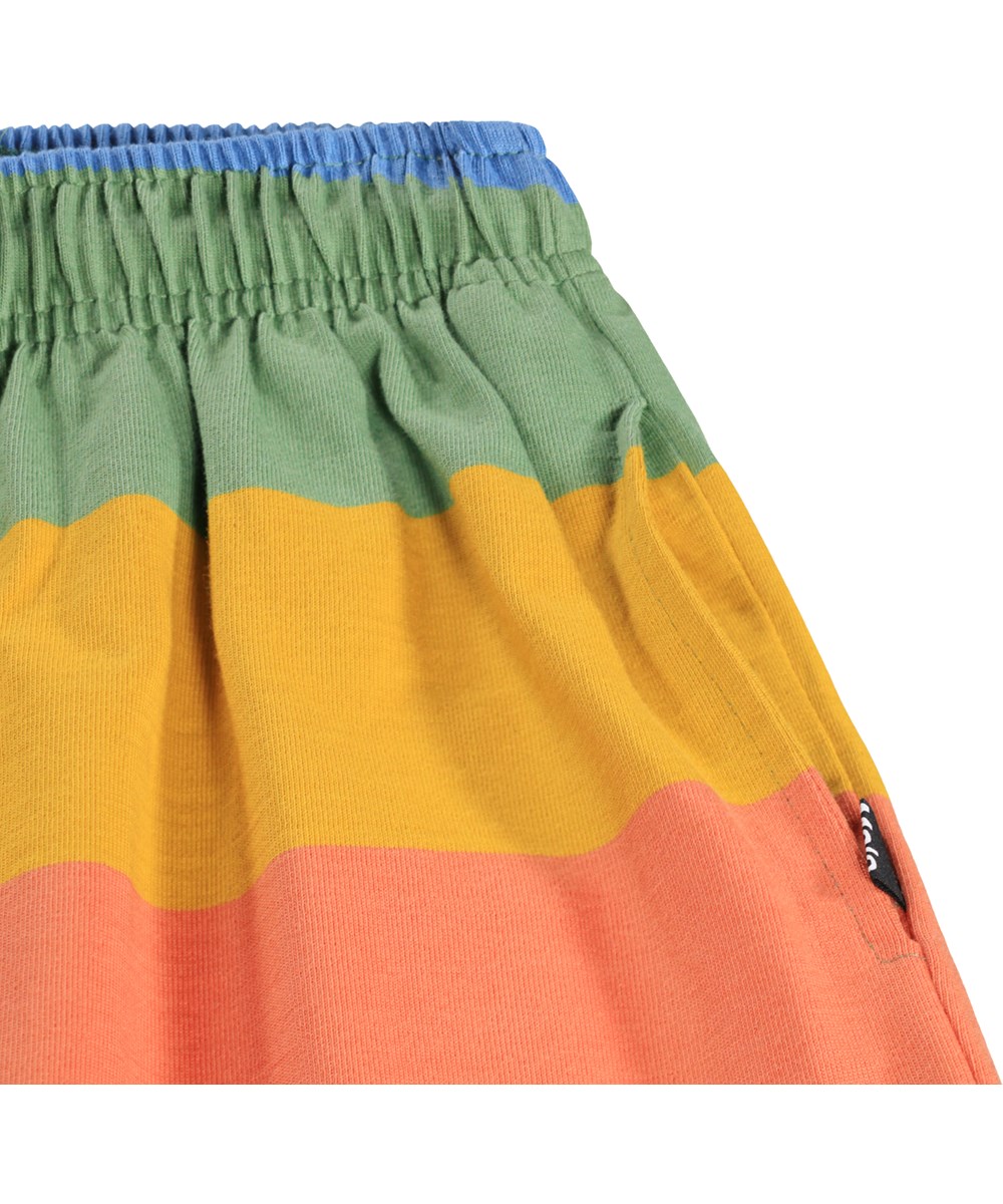 Adiano - Rainbow Block - Kinder-Shorts aus Bio-Baumwolle mit Regenbogenstreifen