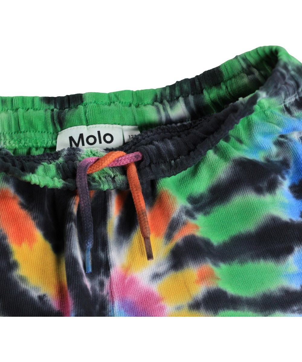 Amil - Colour Swirl - Schwarze Shorts für Kinder aus Bio-Baumwolljersey mit einem bunten handgefertigten Batikmuster