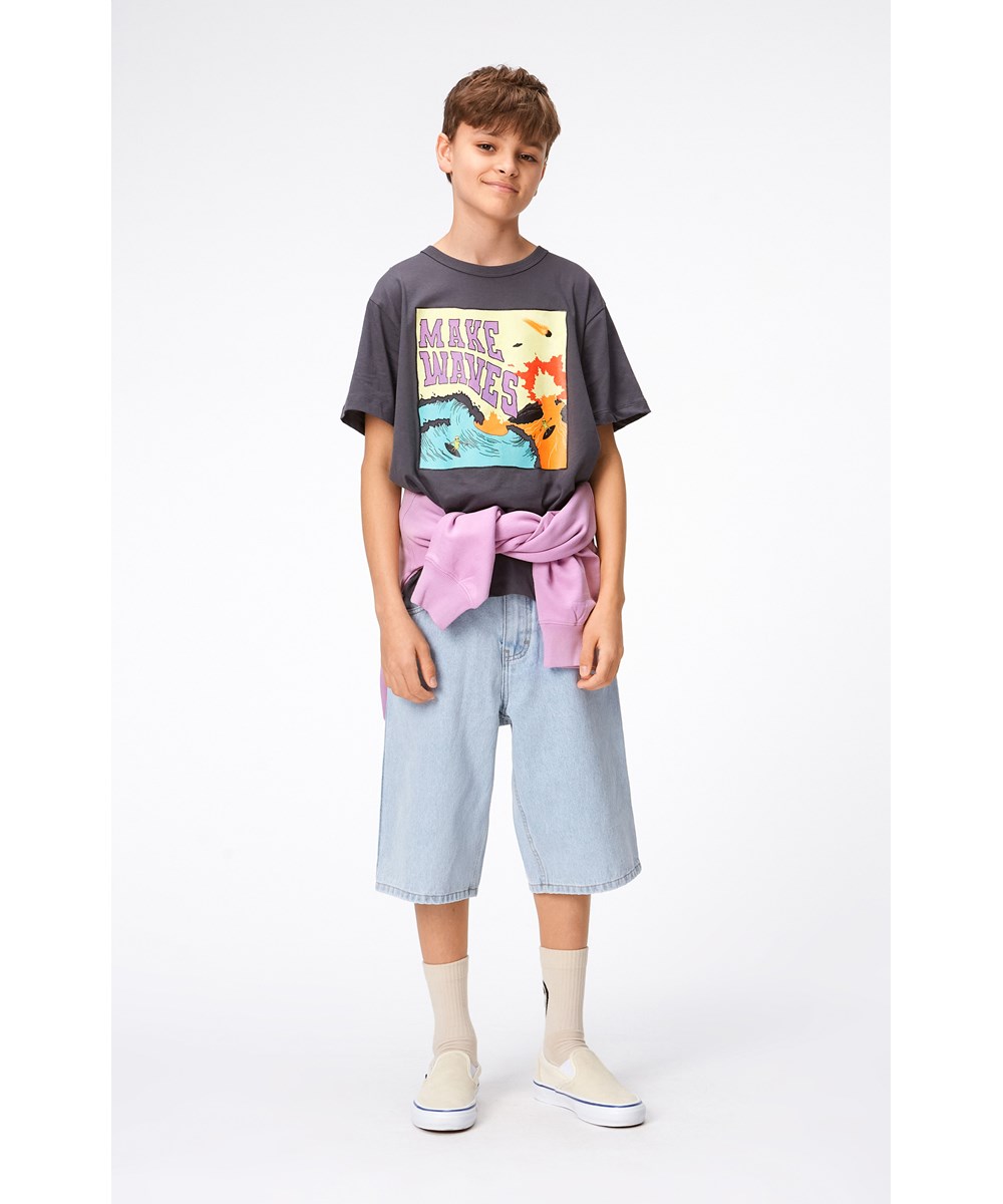 Art - Faded Denim - Light, knee length denim shorts in 50% organic cotton