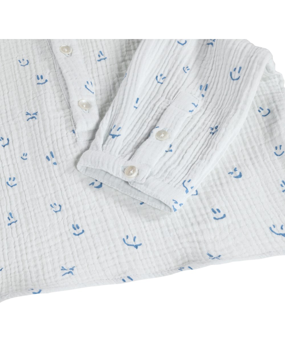 Enozo - Blue Vibes - Blå, langærmet babyskjorte med happyprint i økologisk bomuldsmusselin