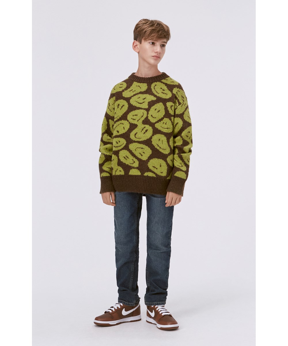Bello - Smile On Moss - Bruine gebreide trui met een groen patroon in alpaca wol