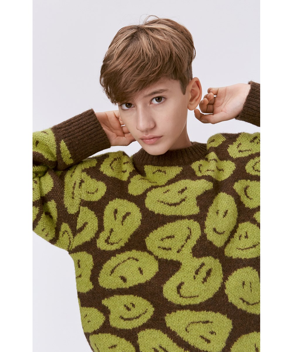 Bello - Smile On Moss - Bruine gebreide trui met een groen patroon in alpaca wol